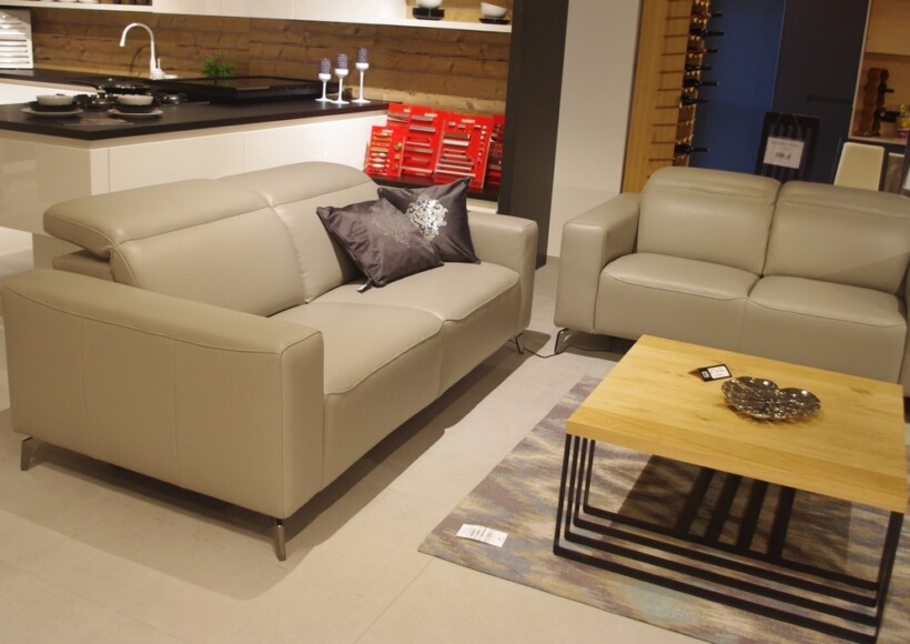 sofa z relaxem do salonu skora naturalna gruba szara