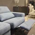 Narożnik w tapicerce velvetowej, tkanina gładka elegancka. Funkcja rozkładania elektrycznego podnóżka (2)