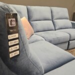 Narożnik w tapicerce velvetowej, tkanina gładka elegancka. Funkcja rozkładania elektrycznego podnóżka (3)