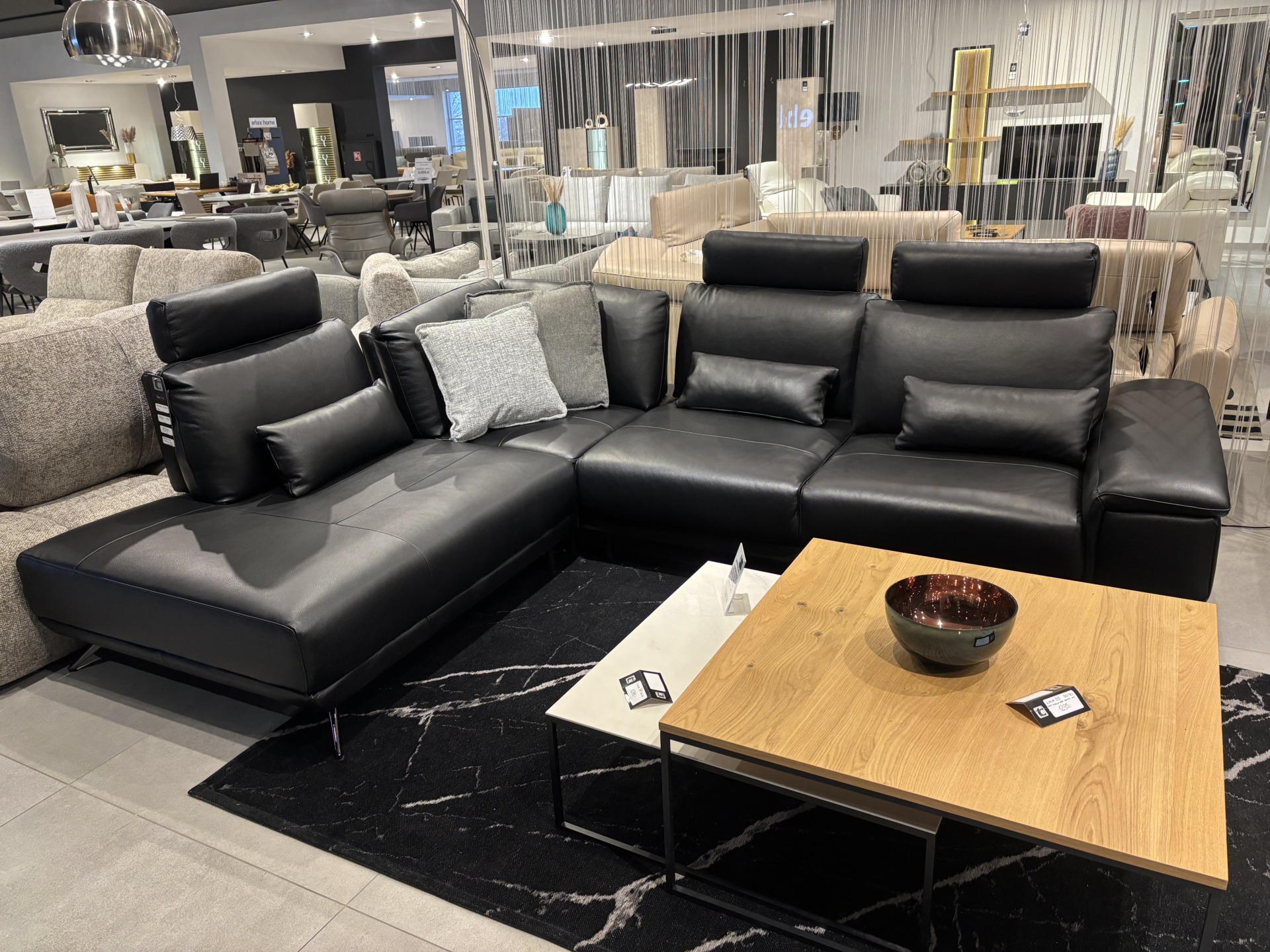 CD.7036 &ndash; CZARNY NAROŻNIK SK&Oacute;RZANY Z PRZESUWANYMI OPARCIAMI -15% 10.000 ZŁ