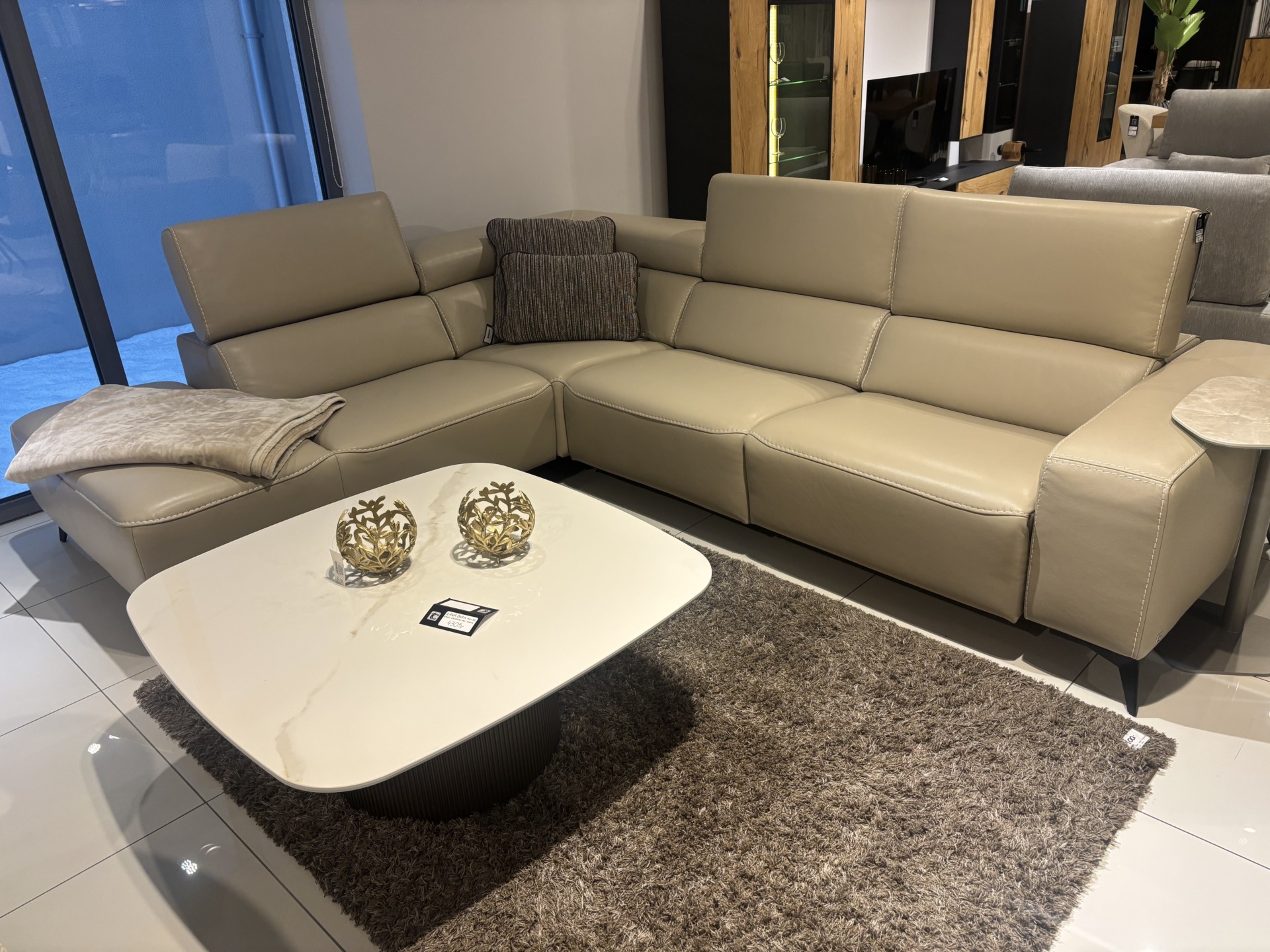 LONGO &ndash; BEŻOWY NAROŻNIK ZE SK&Oacute;RY NATURALNEJ Z RELAKSEM ELEKTRYCZNYM -15% 13.230 ZŁ