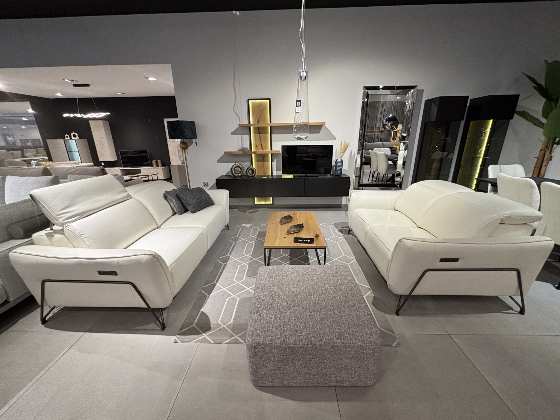 CD.6056 &ndash; KOMPLET WYPOCZYNKOWY 2 + 3 OS. 4 RELAXY ELEKTRYCZNE BIAŁA SK&Oacute;RA -28% 12.000 ZŁ